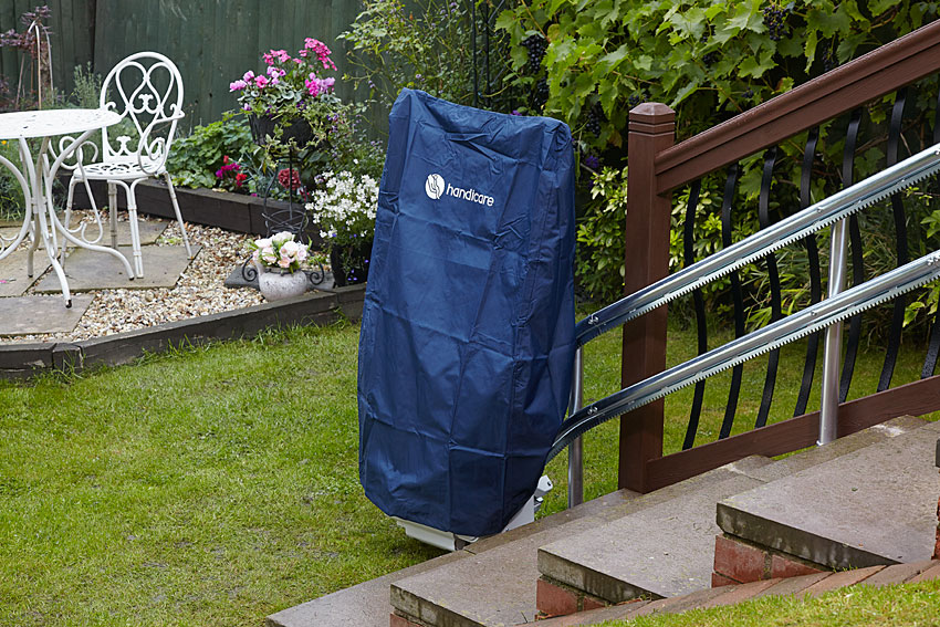Outdoor stairlift with cover